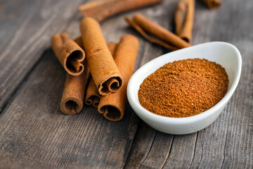 Fresh cinnamon sticks and powder