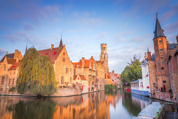 Obraz premium Rozenhoedkaai canal reflection at sunrise and blurred clouds, Bruges