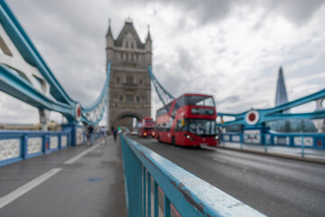 London Bridge em um dia nublado com onibus vermelho tradicional passando no fundo.