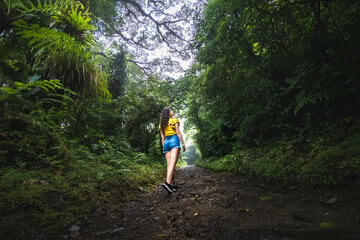 Obraz premium woman walking in the middle of the jungle