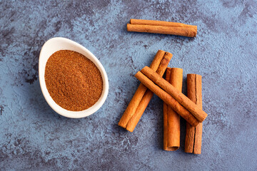  Fresh cinnamon sticks and powder