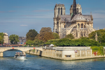 Fototapeta premium Notre Dame Cathedral of Paris and Seine river at sunny day, France