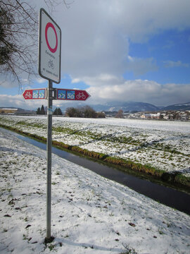 walks through switzerland, cityscape, old town, city center and surroundings like lake and forest; visual details of the route.