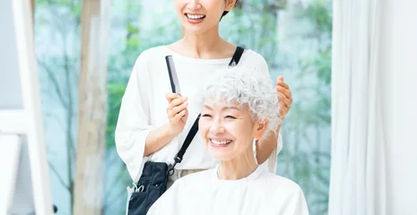 Cercles muraux Salon de beauté 美容院でカットする女性と日本人女性