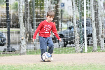 Niño jugando fútbol