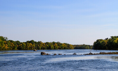 Obraz premium Low Water Level of Mississippi River in Sartell, Minnesota 