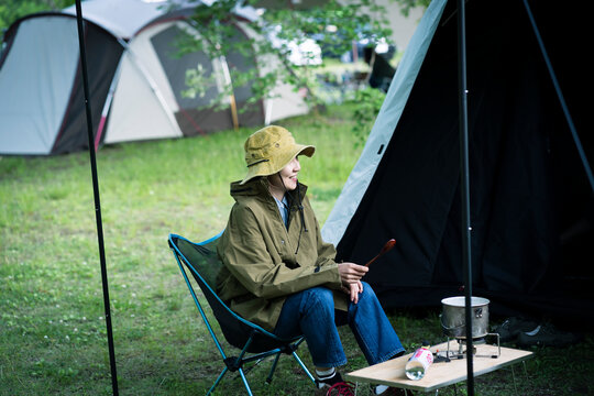 キャンプをする日本人女性