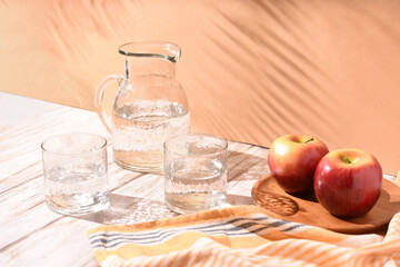 ミネラルウォーターとりんごのあるボタニカルな風景