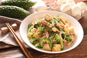 ゴーヤーチャンプルーがある食卓の風景