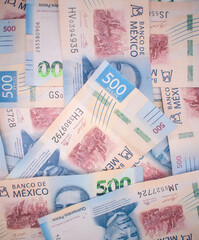 Fototapeta na wymiar Billetes de quinientos pesos mexicanos en una toma cenital estilo papel tapiz 