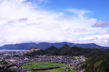 美しい青空と雲と田舎町の風景