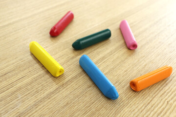 散らばる色鉛筆