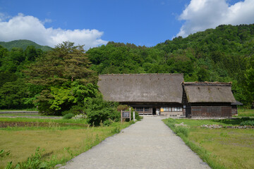 Fototapeta na wymiar 日本の合掌造りの古い家屋