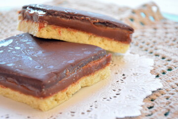 Torta de dulce de leche y chocolate , cuadrados, porciones, masa , dulce , dulce de leche , chocolate , rico , fresco, postre , tradicional , pasteleria , dos primer plano, cocinar , hornear , 