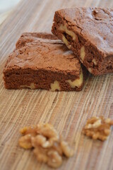 Brownie, torta de chocolate y nuez , cuadrados, porciones, masa , dulce , suave, húmedo, nueces , fruta seca, sabroso , fresco, hornear , preparar, aromas , rico , pastelería, dos , primer plano,