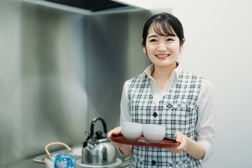 お茶を淹れる会社員の女性
