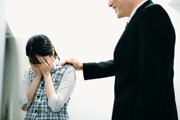 セクハラされる女性社員
