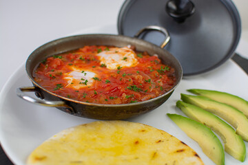 Cazuela de Huevos con Tomate