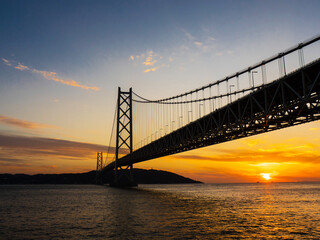 日没時の明石海峡大橋