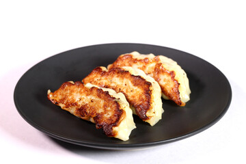 皿の上の焼き餃子