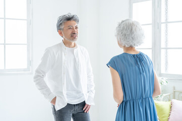会話をするシニア夫婦