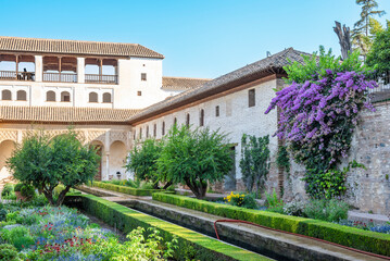 Fototapeta premium Jardines en el patio de la acequía del palacio de el Generalife siglo XII dentro del recinto de la Alhambra de Granada, España