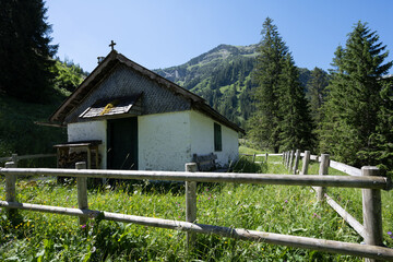 Fototapeta na wymiar kleine Kapelle am Vilsapsee in Österreich