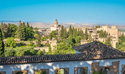 Naklejka premium Vista del recinto de la Alhambra de Granada desde el palacio del Generalife, España