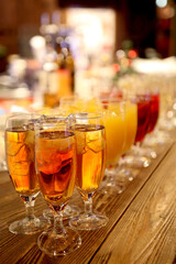 カウンターに並ぶ沢山のグラスに入った飲み物。カクテル,パーティー,会合,宴のイメージ