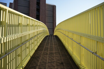 レモンイエローの歩道橋