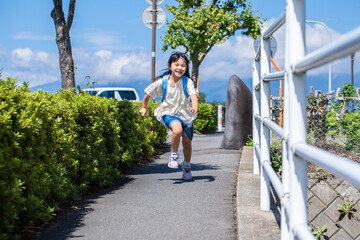 笑顔で走り出す女の子　Girl running