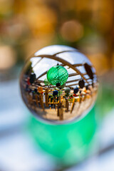 ビー玉の中に写るカラフルな風鈴