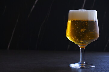 よく冷えたビールを注いだグラス