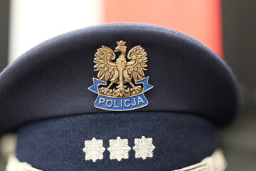 Czapka polskiego policjanta do munduru służbowego.
