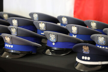 Czapka polskiego policjanta do munduru służbowego. - obrazy, fototapety, plakaty