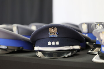 Czapka polskiego policjanta do munduru służbowego. - obrazy, fototapety, plakaty