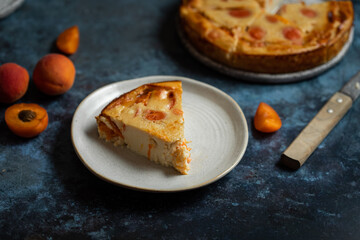 part de clafoutis flan cheesecake aux abricots  fait maison