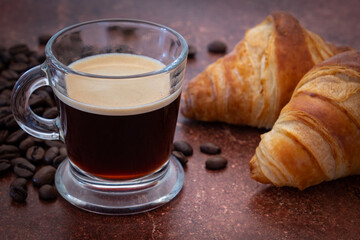 tasse de café et croissant sur une table