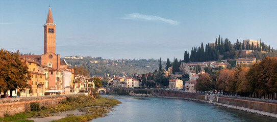 Verona. Veduta del fiume Adige con la chiesa di Sant' Anastasia e la collina di Castel San Pietro.      