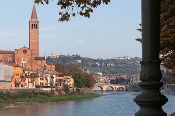 Verona. Veduta del fiume Adige con la chiesa di Sant' Anastasia e la collina di Castel San Pietro. ...