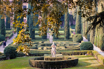 Verona. Giardino Giusti. Giardino all' italiana con siepi , statue, fontane e cipressi.
