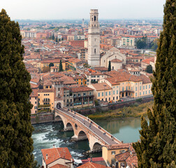 Fototapeta na wymiar Verona. Panorama da Castel san Pietro verso Ponte Pietra sul fiume Adige e campanile del Duomo