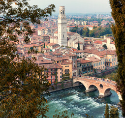 Fototapeta Verona. Panorama da Castel san Pietro verso Ponte Pietra sul fiume Adige e campanile del Duomo obraz