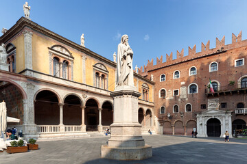 Fototapeta na wymiar Verona. Piazza dei Signori o Piazza Dante con il monumento al Poeta, Il palazzo del Podestà, sulla destra, e la loggia del Consiglio, sulla sinistra
