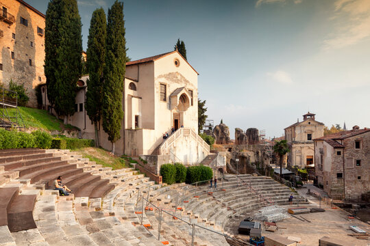 Verona.Il teatro romano costruito nel I secolo a.C. ai piedi del Colle San Pietro, sulla riva sinistra dell'Adige con la Chiesa dei Santi Siro e Libera
