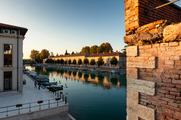 Peschiera del Garda. Verona. Il centro storico con il fiume Mincio dentro le mura. Padiglione...