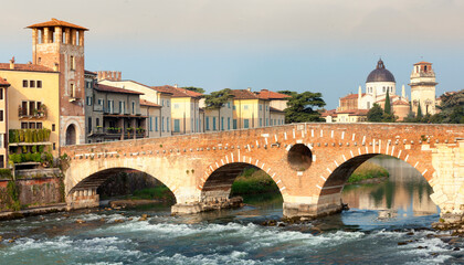 Verona. Ponte Pietra sul fiume Adige.
