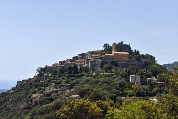 Fototapeta na wymiar Fotografía del pueblo francés Ézé con las casas incrustadas a la montaña (Francia).