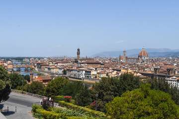 Fototapeta na wymiar Foto panorámica de la ciudad de Florencia desde Piazzalle Michelangelo. Se puede ver desde la catedral, el palazzo vecchio y el ponte vecchio.