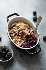 crumble fait maison aux fruits rouges et myrtilles